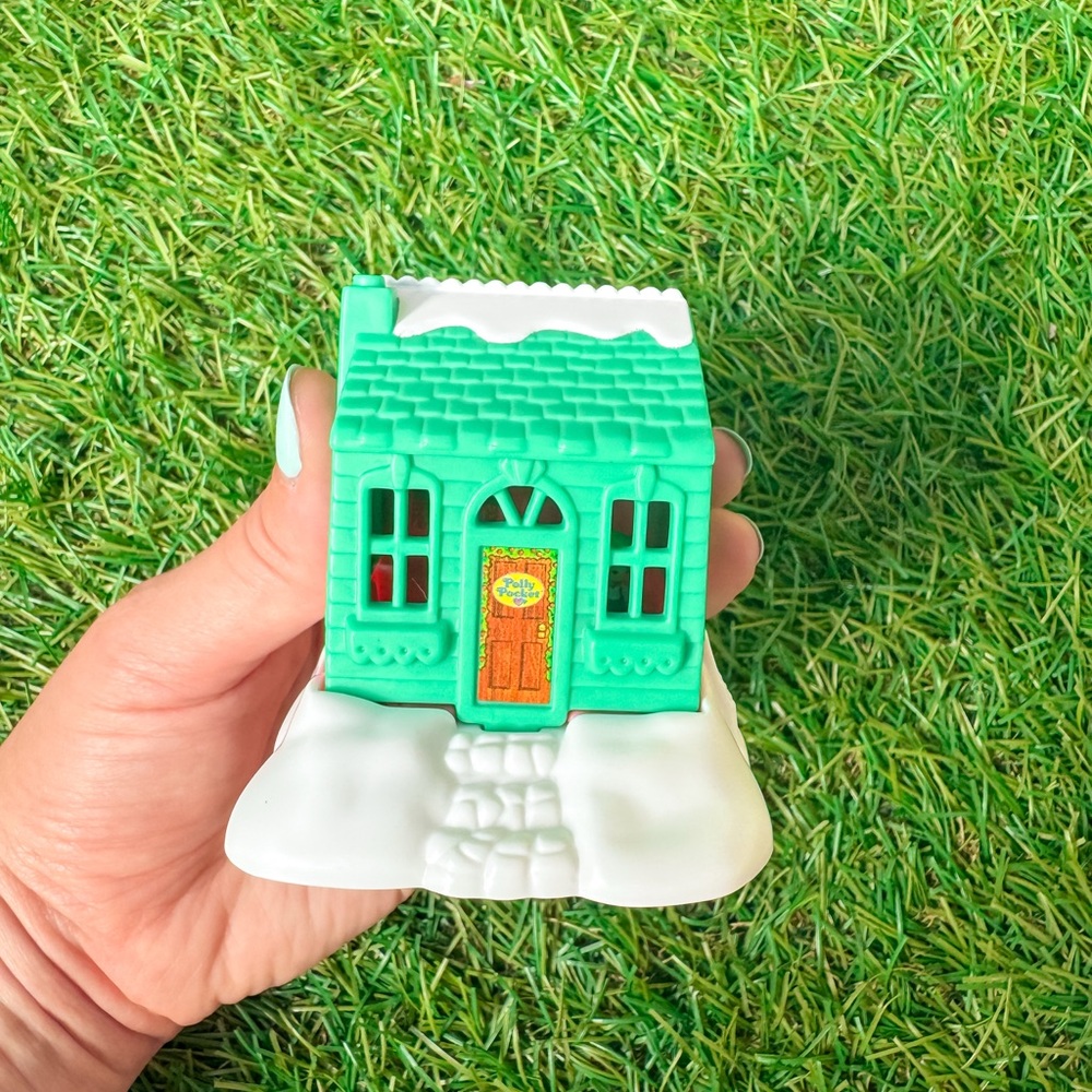 1995 Polly Pocket McDonald's Ski Chalet Bluebird Toys Christmas House w/ Doll.